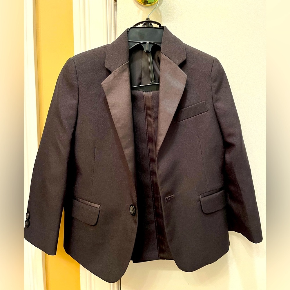 Like new tux boy size 4